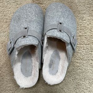 American Eagle “Sherpa” lined gray felt clogs, size 7